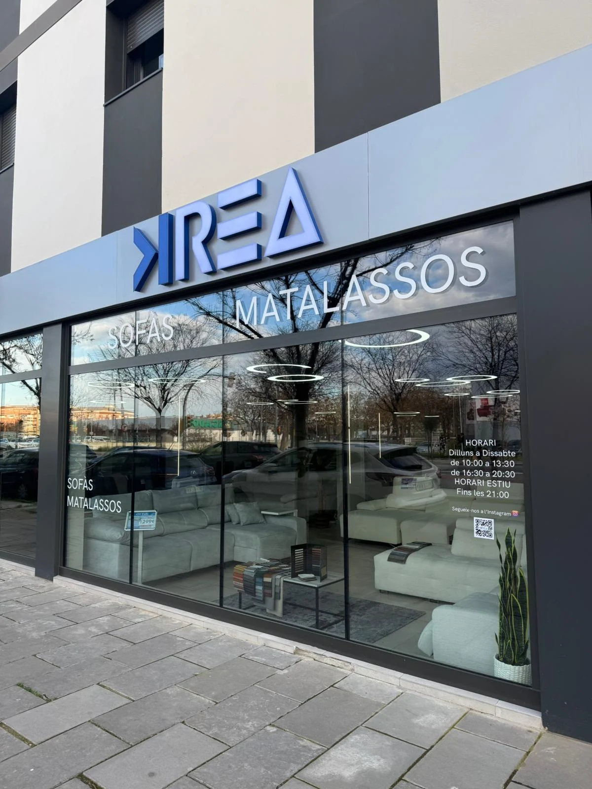 Tienda Krea Hogar sofás y colchones en Lleida — fachada exterior